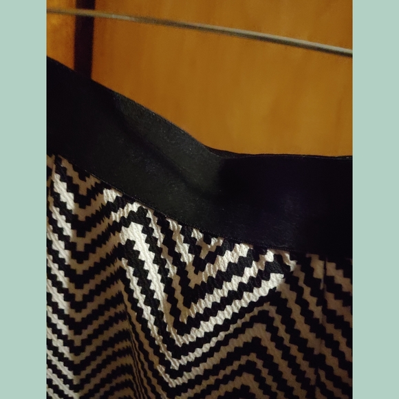 ❤Black & White Chevon Design Skirt - Picture 3 of 5